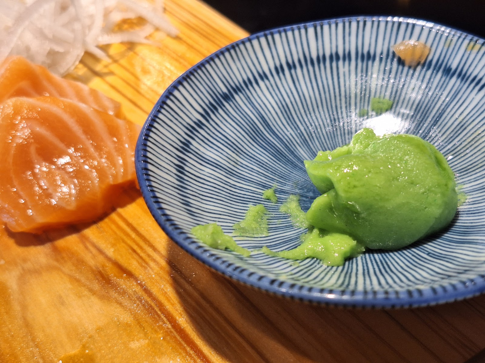 港町ブルース日式餐館的山葵與生魚片擺盤特寫