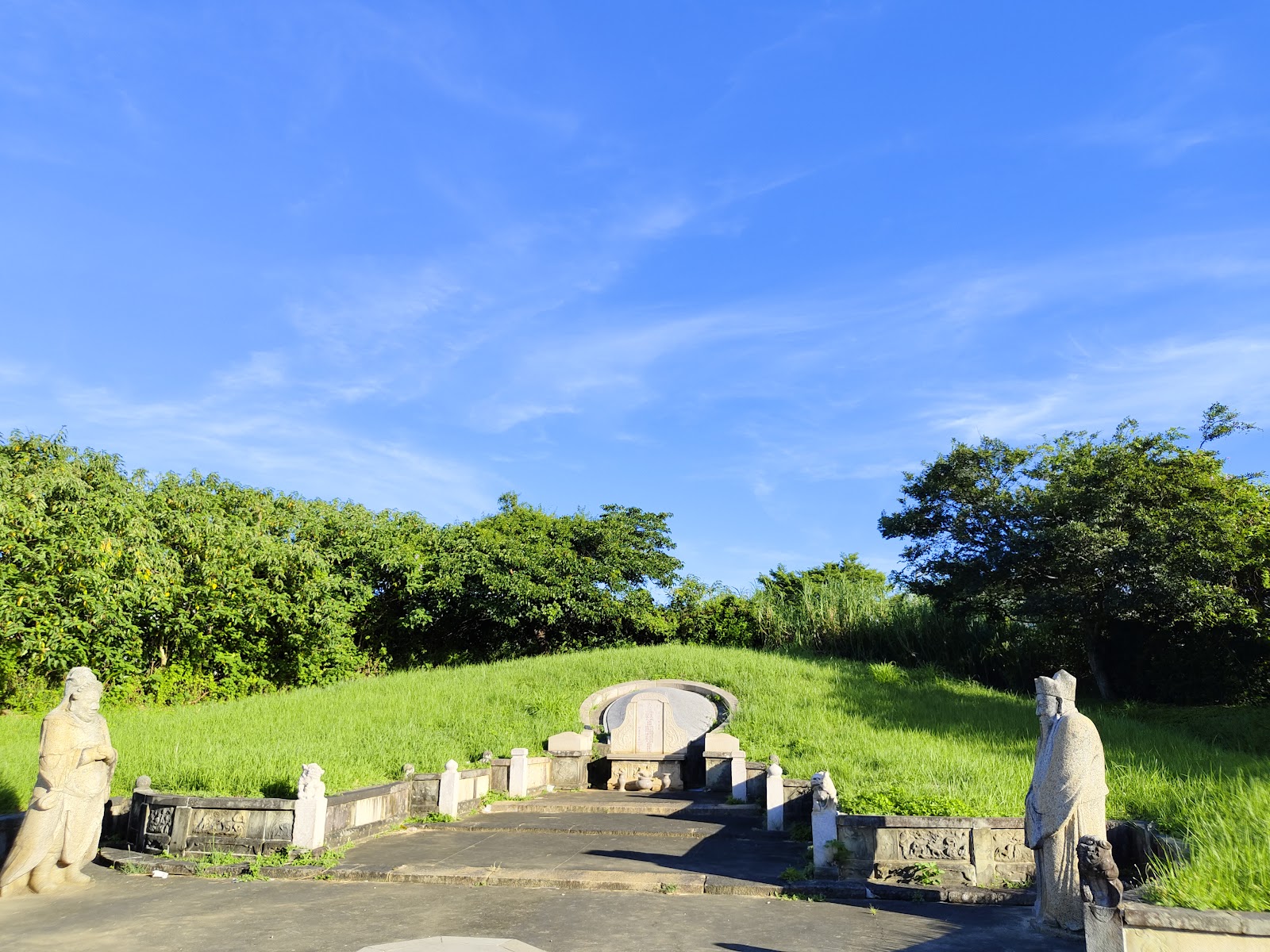 國定古蹟鄭崇和墓全景,兩側石人像佇立,墓丘覆滿青草