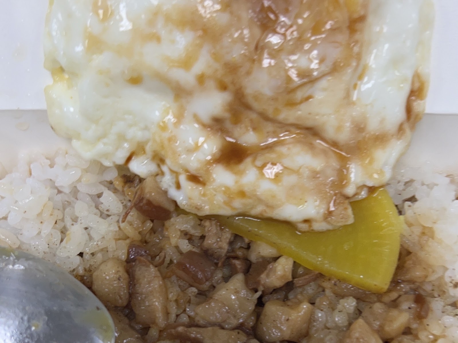 阿港魯肉飯招牌魯肉飯加荷包蛋特寫