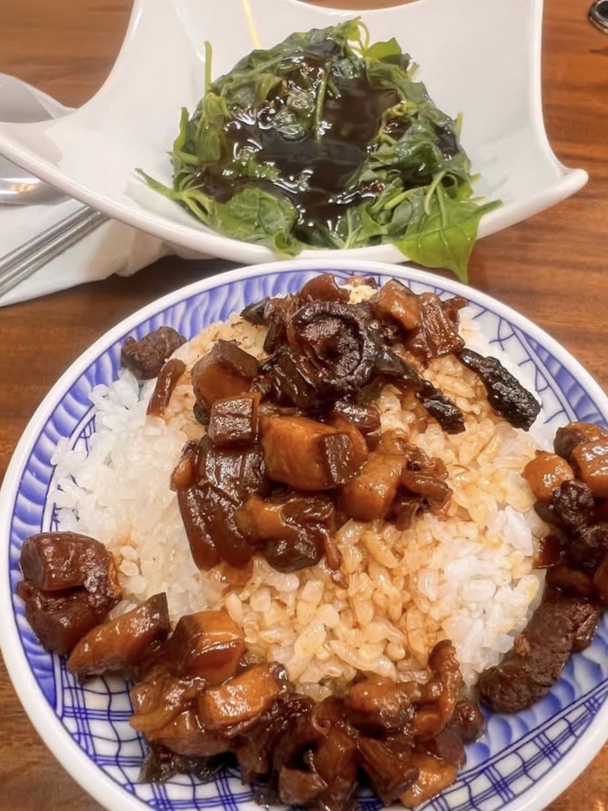 美崙炒賣亭招牌滷肉飯