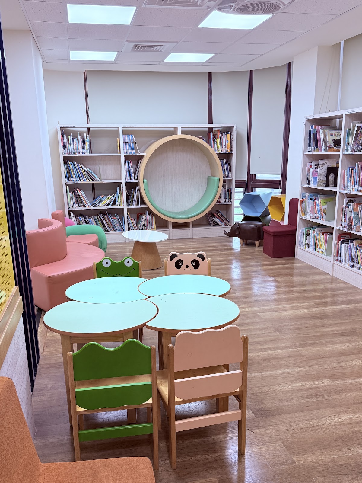 花蓮市立圖書館兒童閱覽區彩色桌椅