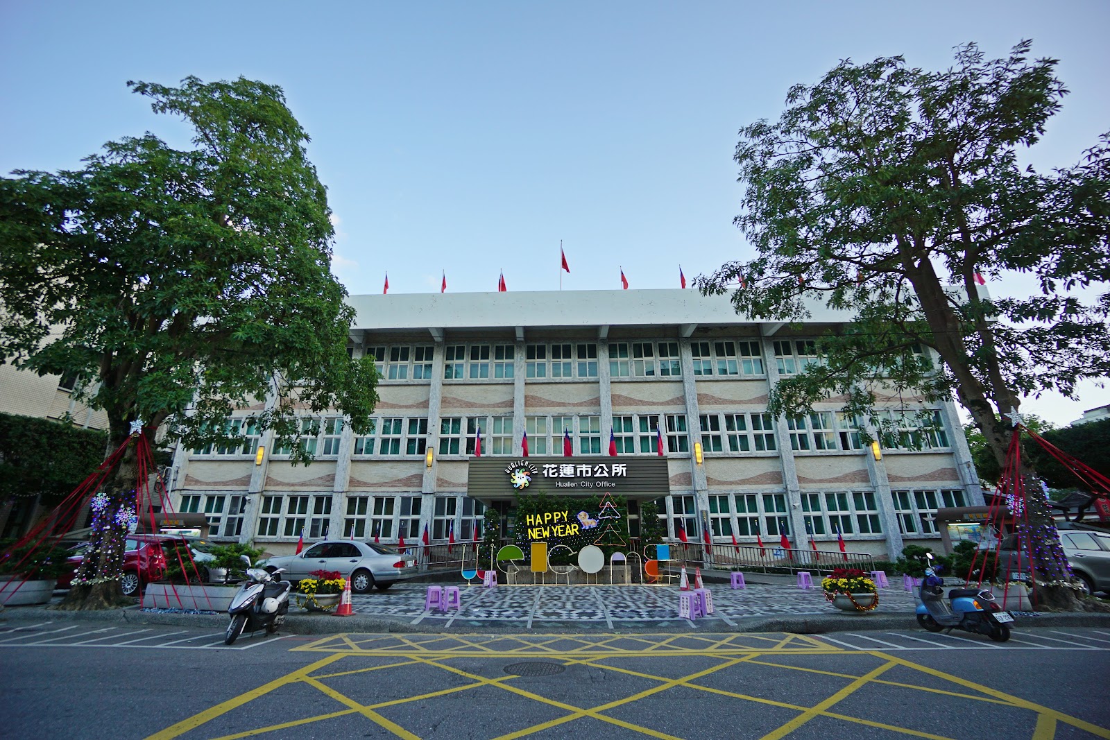 花蓮市公所建築外觀,掛著國旗與新年布置