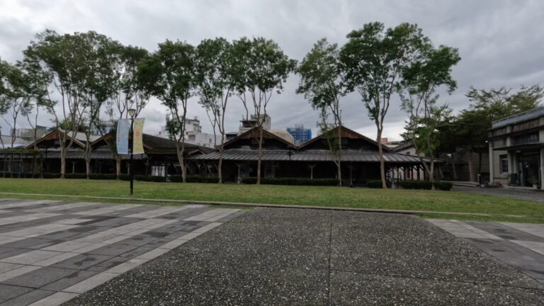 花蓮文化創意產業園區六棟日治時期黑瓦木造倉庫與草坪全景