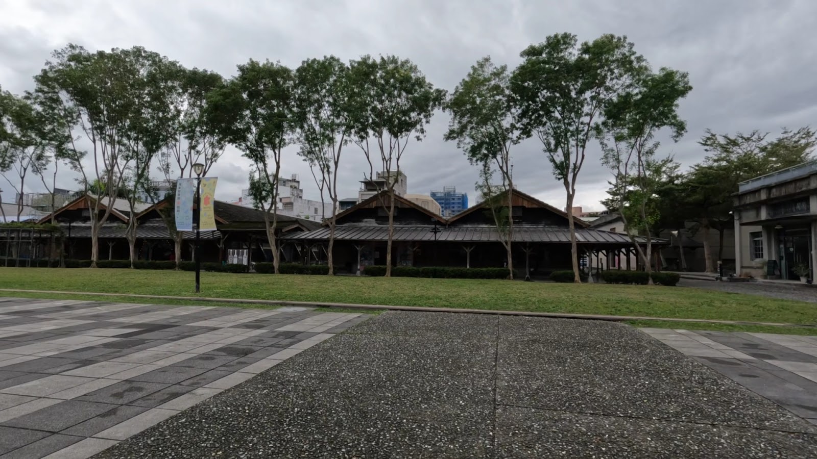 花蓮文化創意產業園區六棟日治時期黑瓦木造倉庫與草坪全景