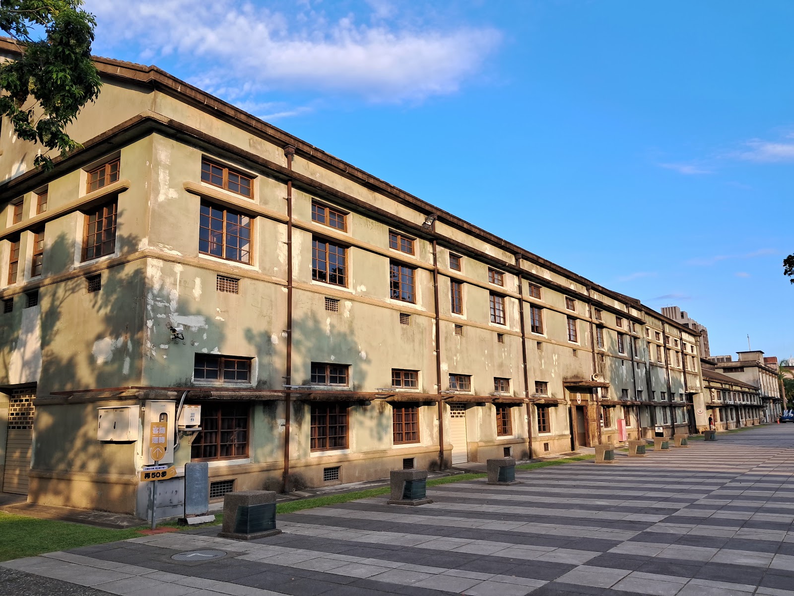 花蓮文創園區保留完整的三層樓水泥辦公廳舍建築