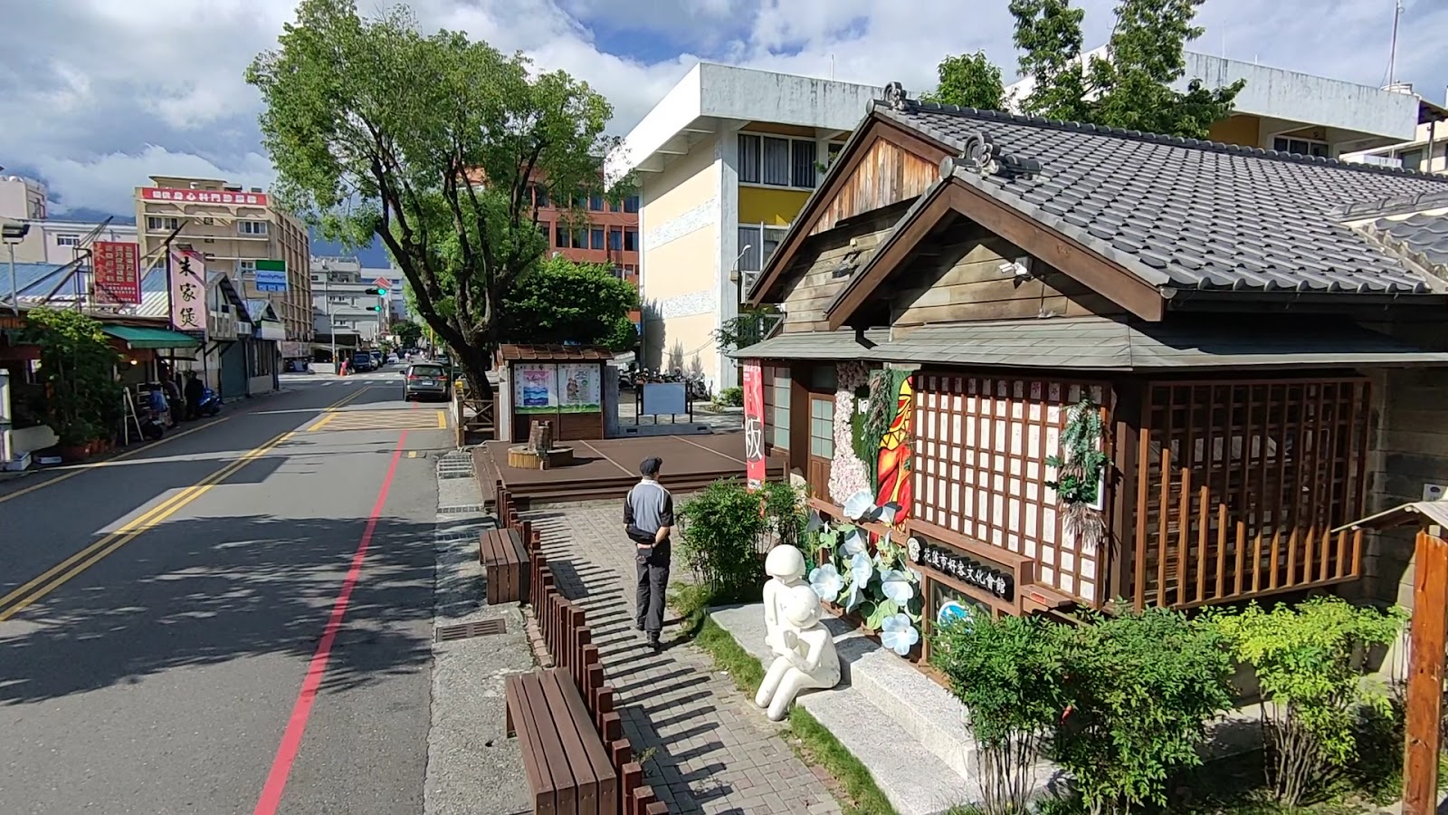 從中華路街角望向花蓮市好客文化會館的街景
