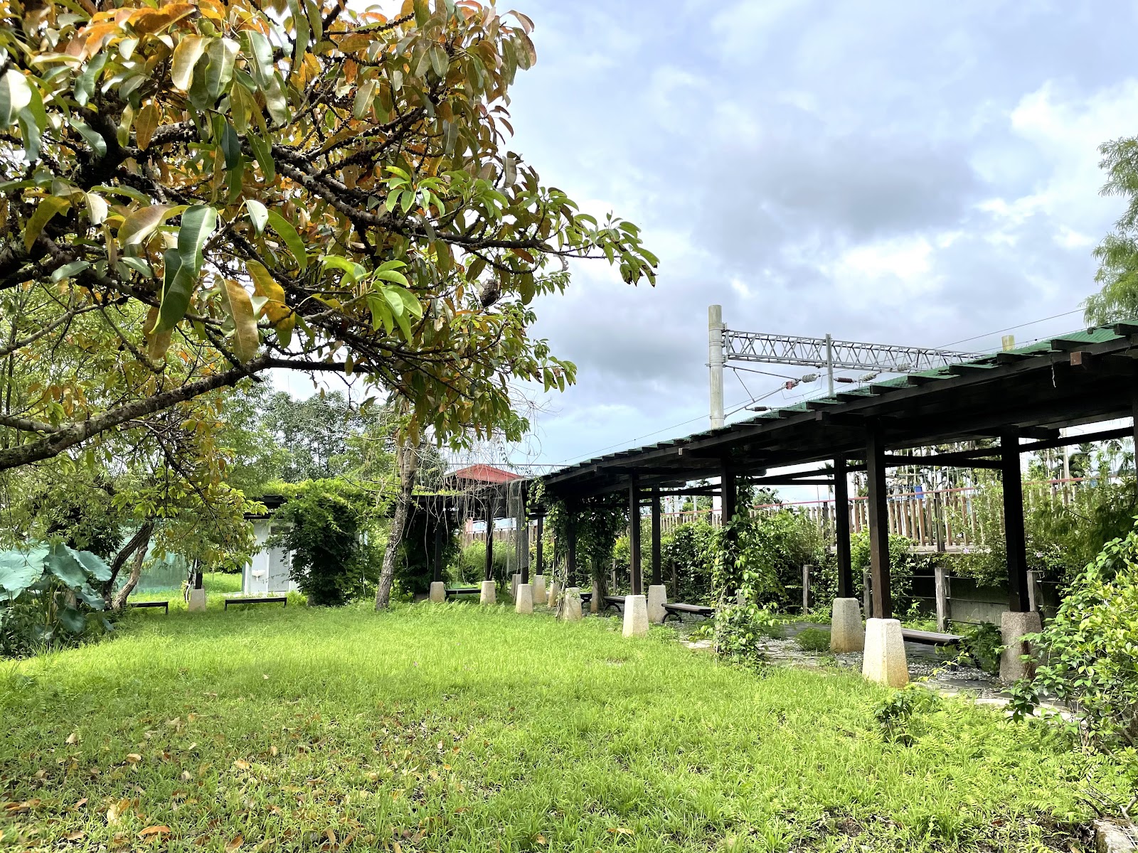 站前藝文公園鐵道旁綠地