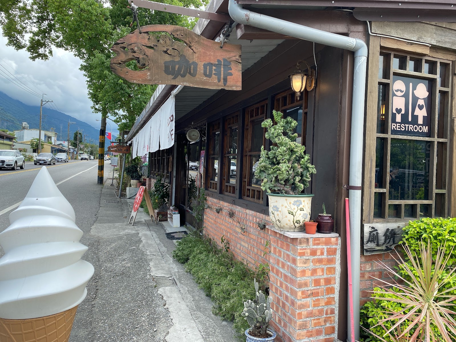 富里深山咖啡館店門口霜淇淋造景