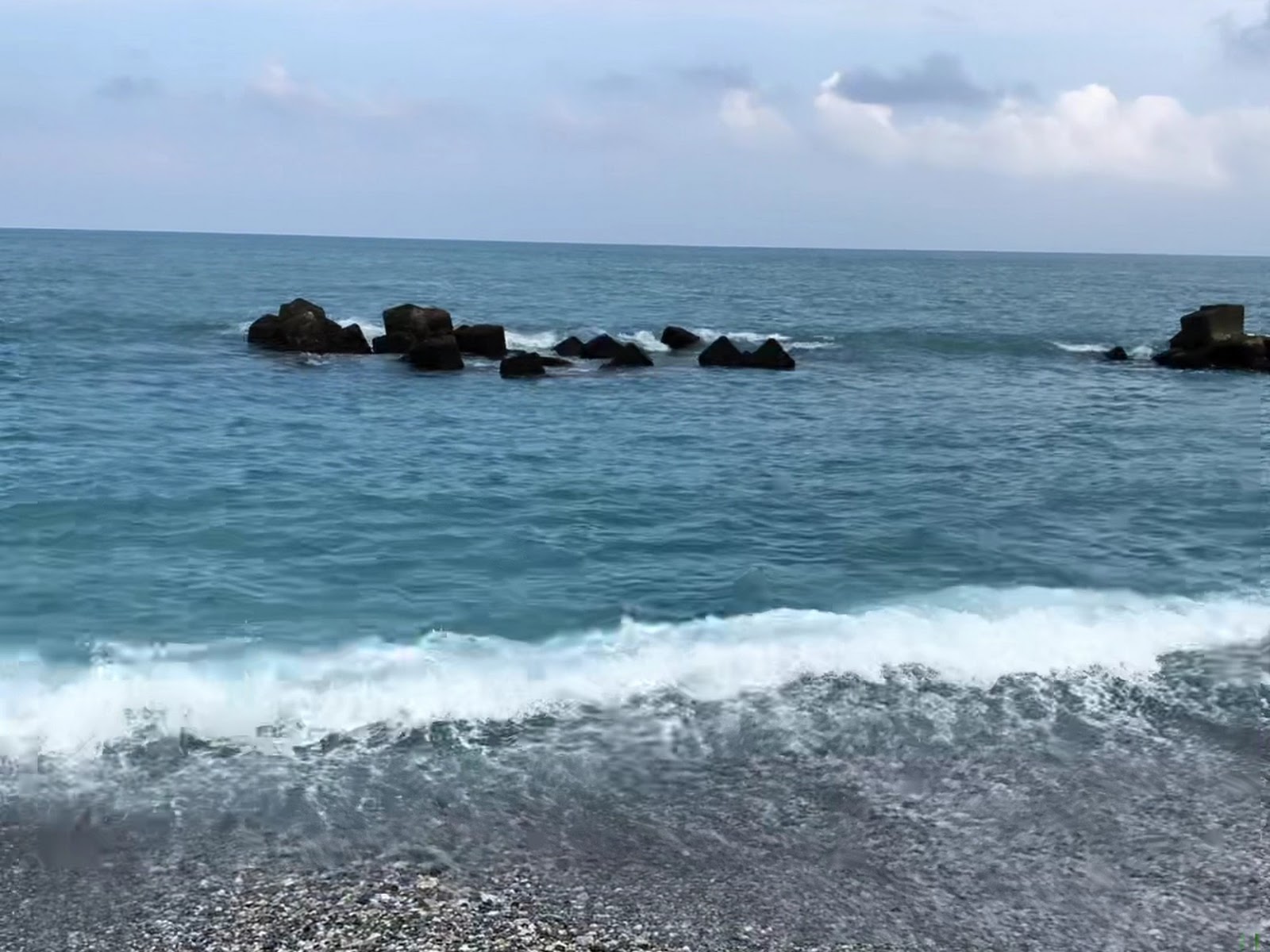 太平洋公園海岸線海浪拍打礁石