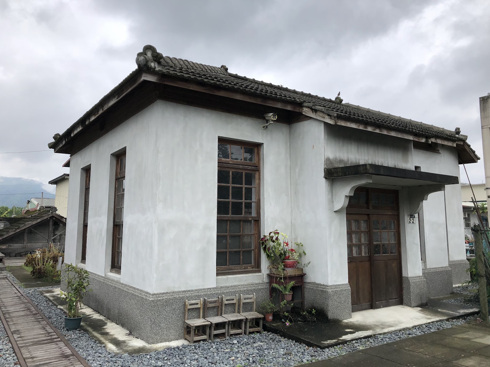 花蓮縣考古博物館二館日式建築正面,陰天木窗木門