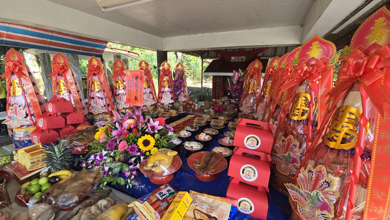 碧蓮寺廟內祝壽供桌擺滿壽桃祭品與鮮花