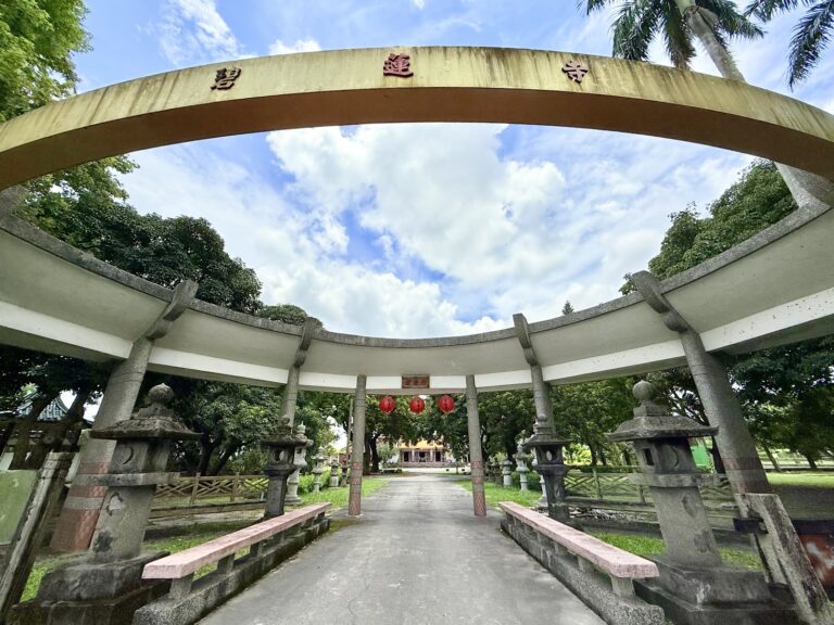 碧蓮寺圓形石造鳥居迴廊,黃底紅字橫匾與紅燈籠