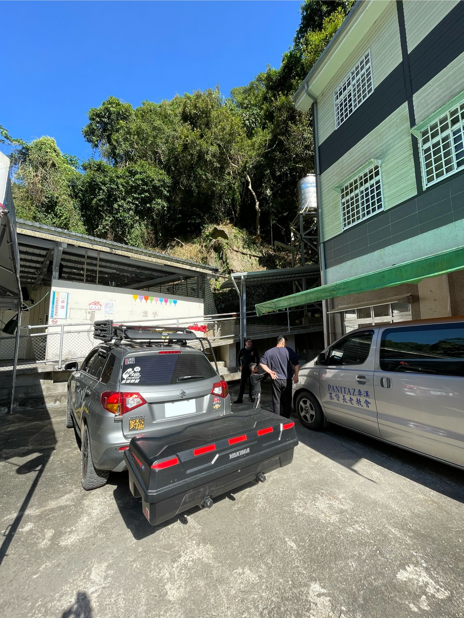 臺灣基督長老教會卓溪教會旁建築與停車空間
