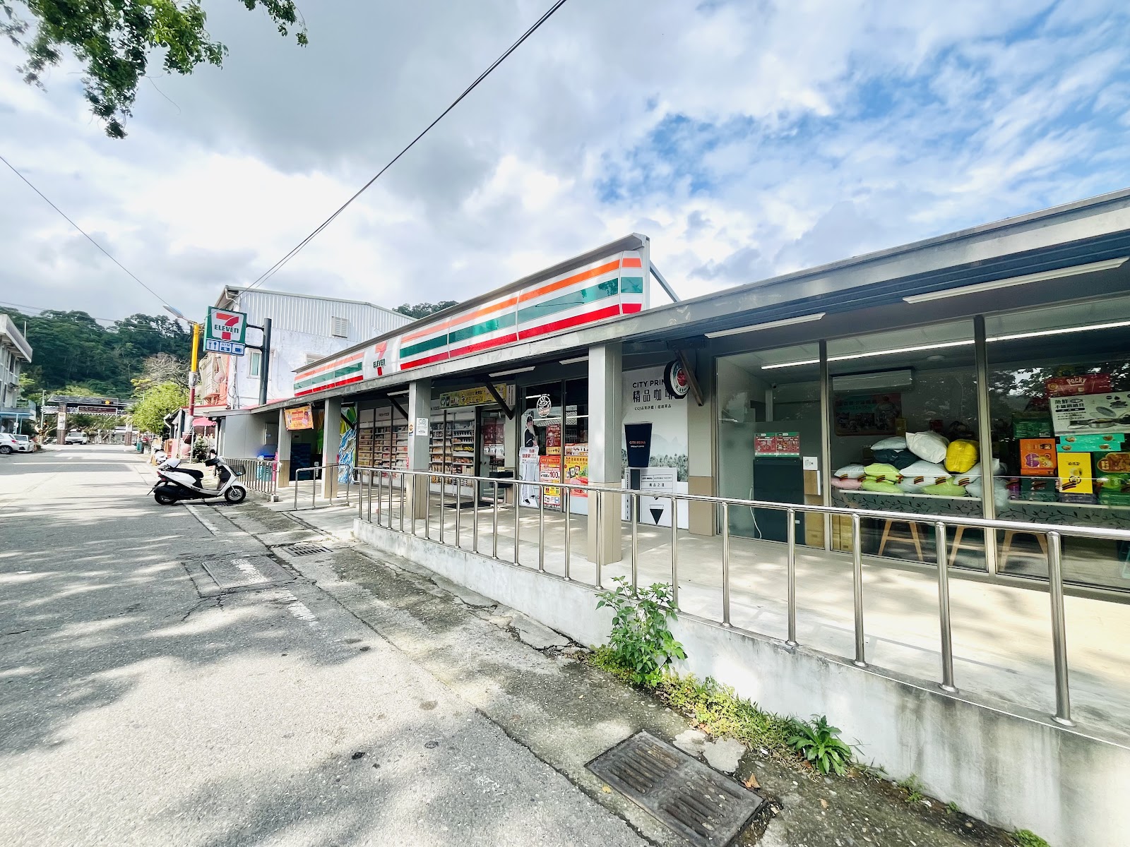 7-ELEVEn卓溪門市轉角全景,卓溪鄉唯一的便利商店