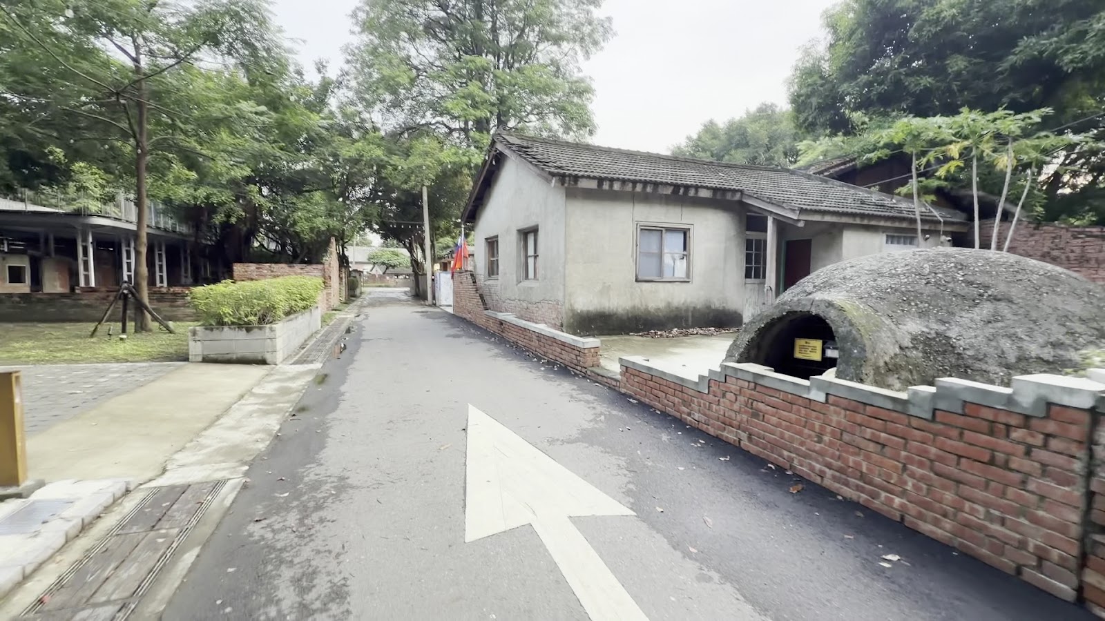建國一村－眷村老屋與半圓形磚砌防空洞入口，紅磚矮牆，巷弄寧靜