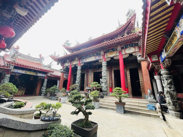 雲林持法媽祖宮－正殿廟埕全景，朱紅樑柱、交趾陶屋脊與石雕龍柱