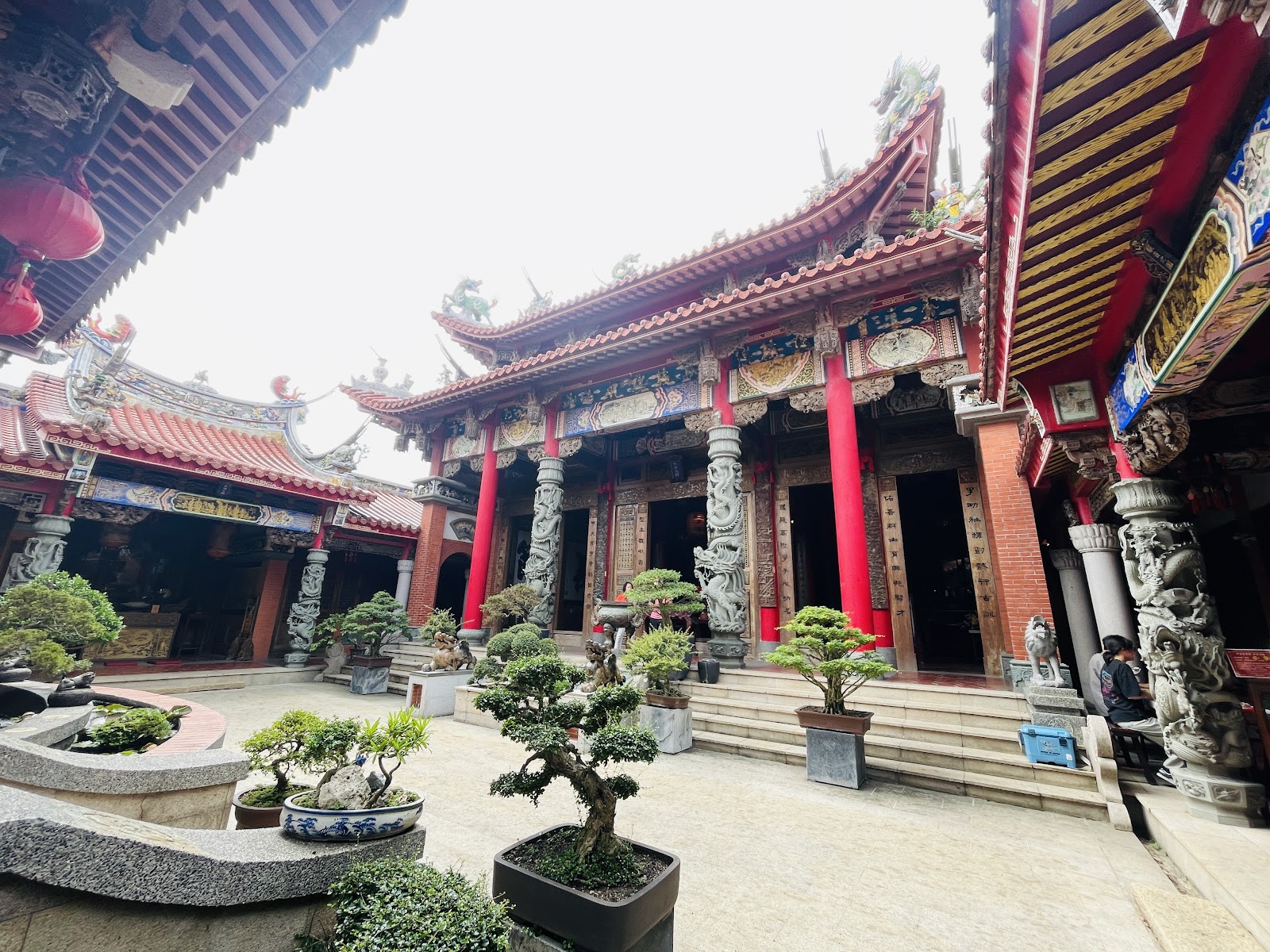 雲林持法媽祖宮－正殿廟埕全景，朱紅樑柱、交趾陶屋脊與石雕龍柱