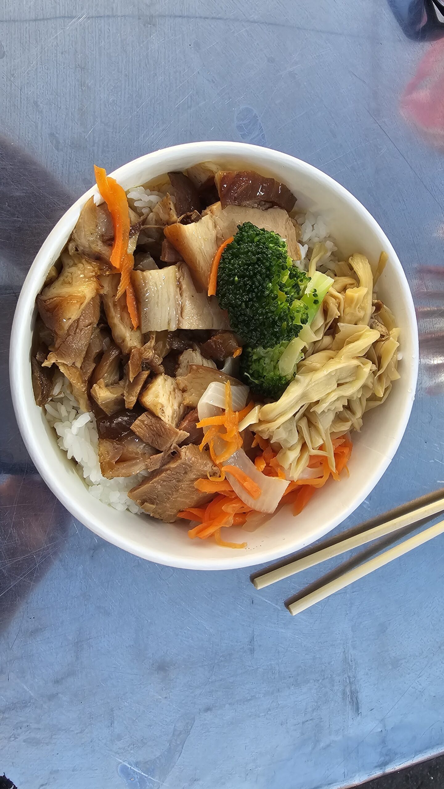 虎尾夜市焢肉飯配高麗菜與紅蘿蔔絲