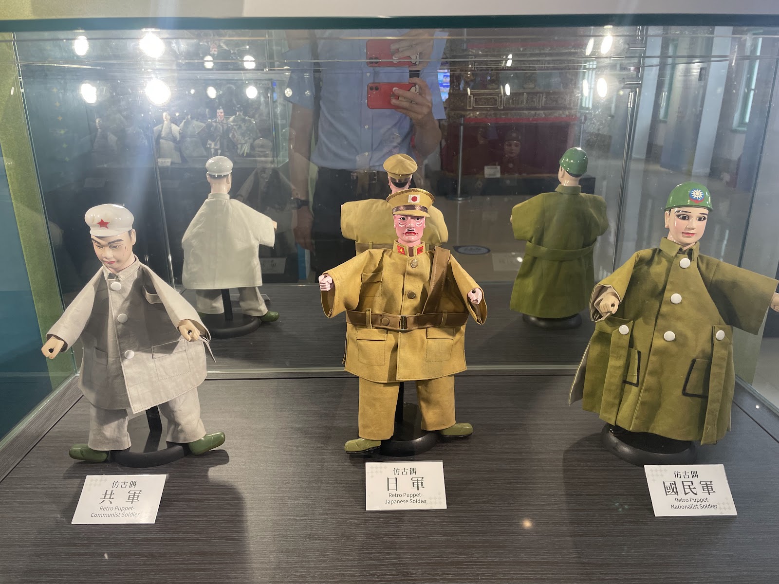 雲林布袋戲館展示櫃中抗戰時期軍裝主題戲偶三尊