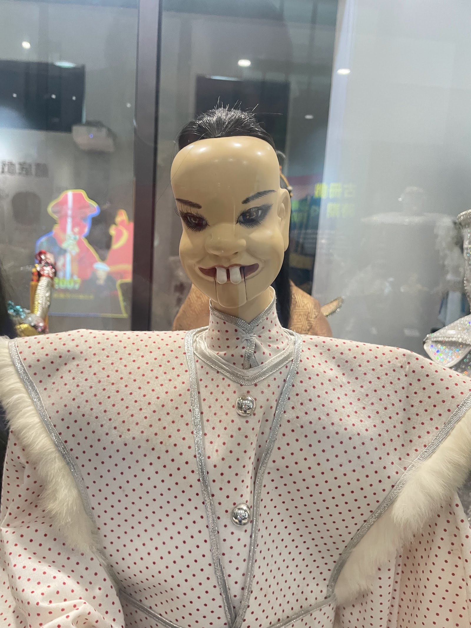 雲林布袋戲館展示櫃中精緻布袋戲偶特寫