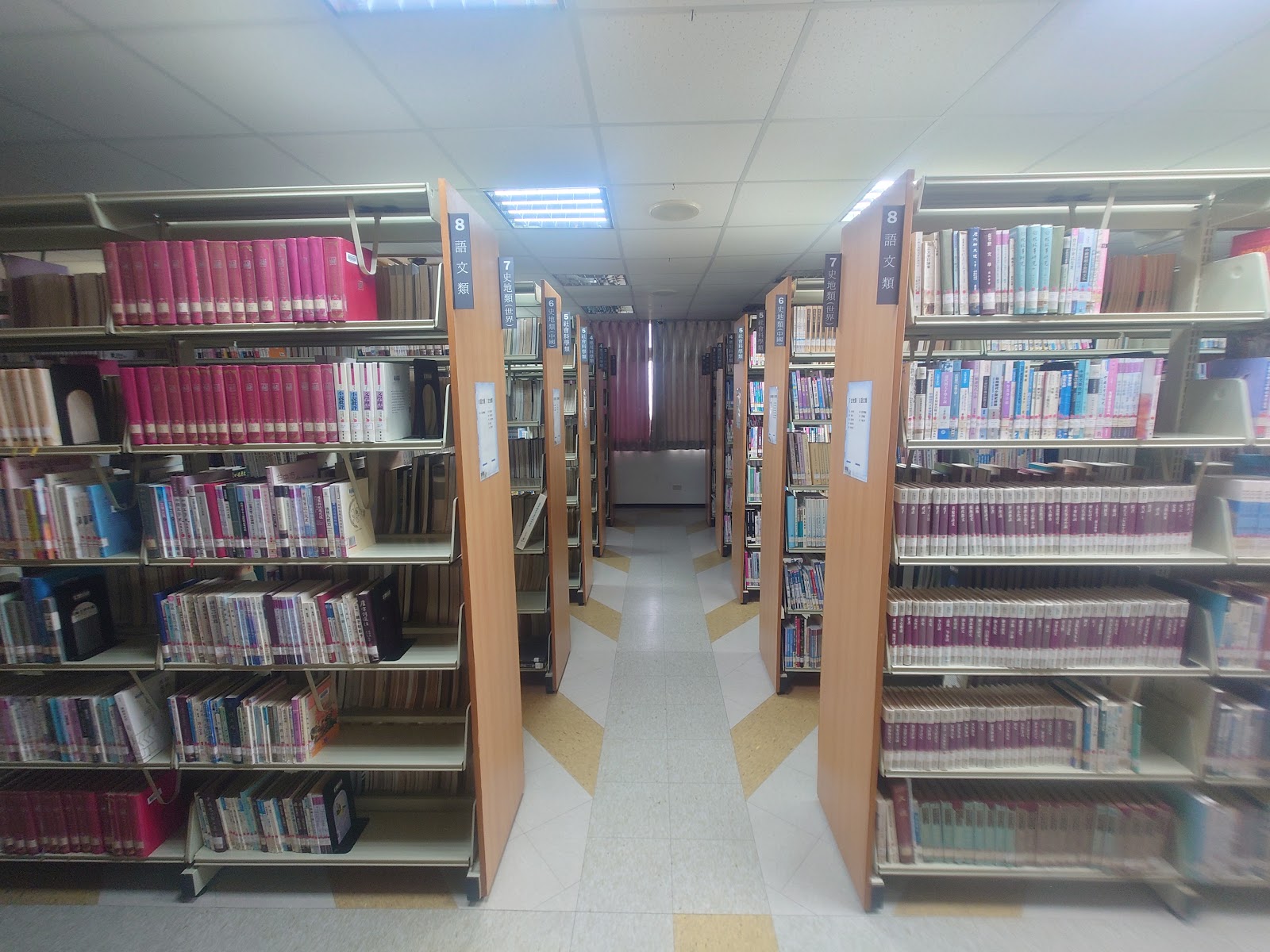 湖西鄉立圖書館內書架走道