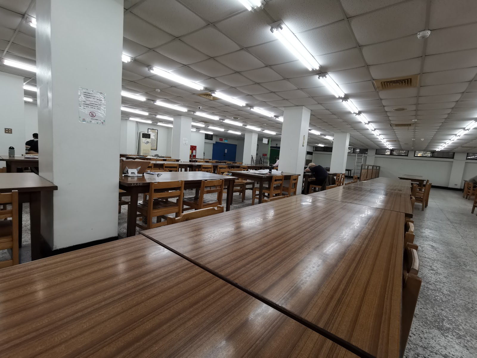 忠孝公園新興民眾閱覽室內部