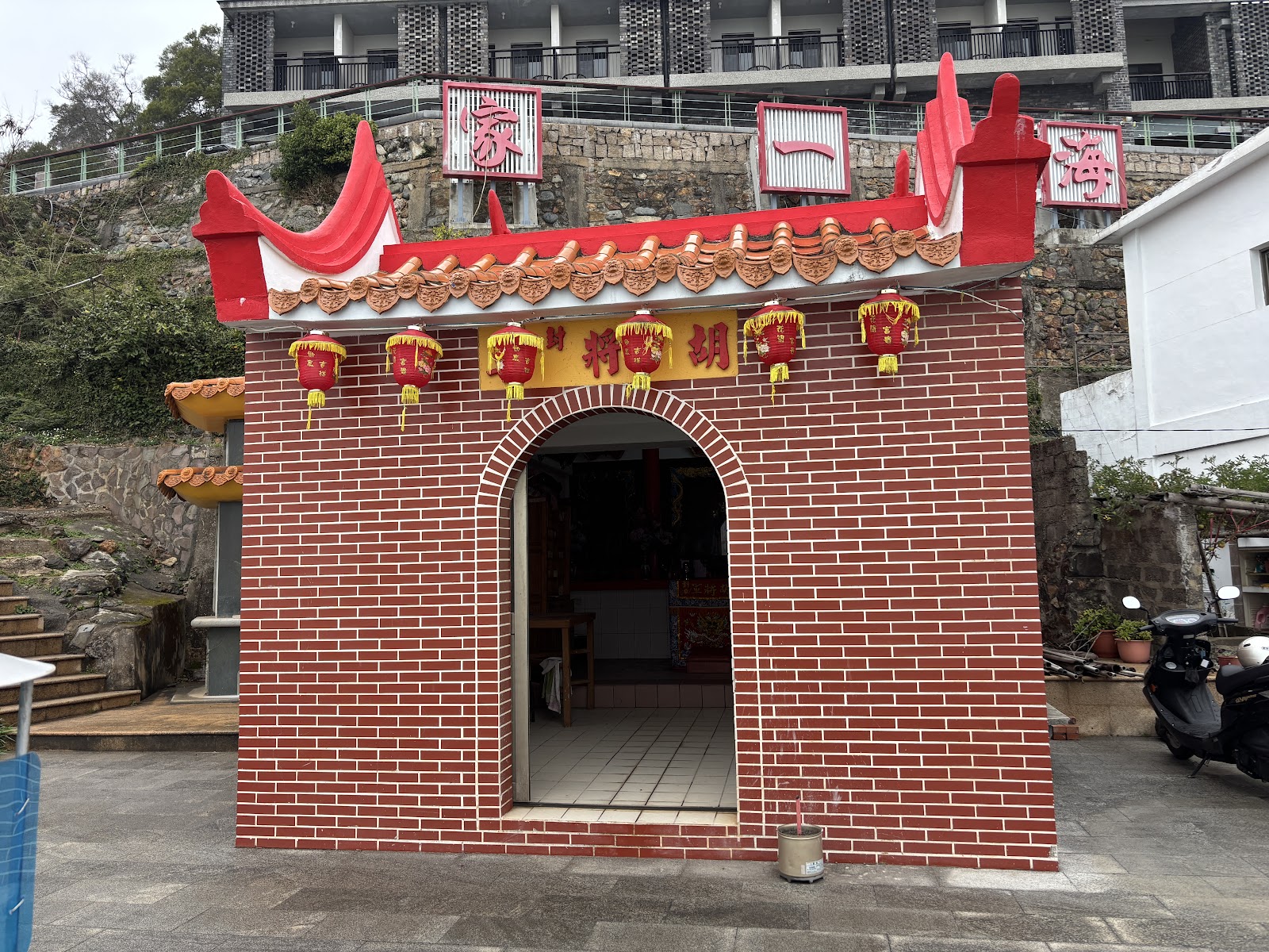 胡將軍廟紅磚拱門廟埕,青帆村西莒廟宇
