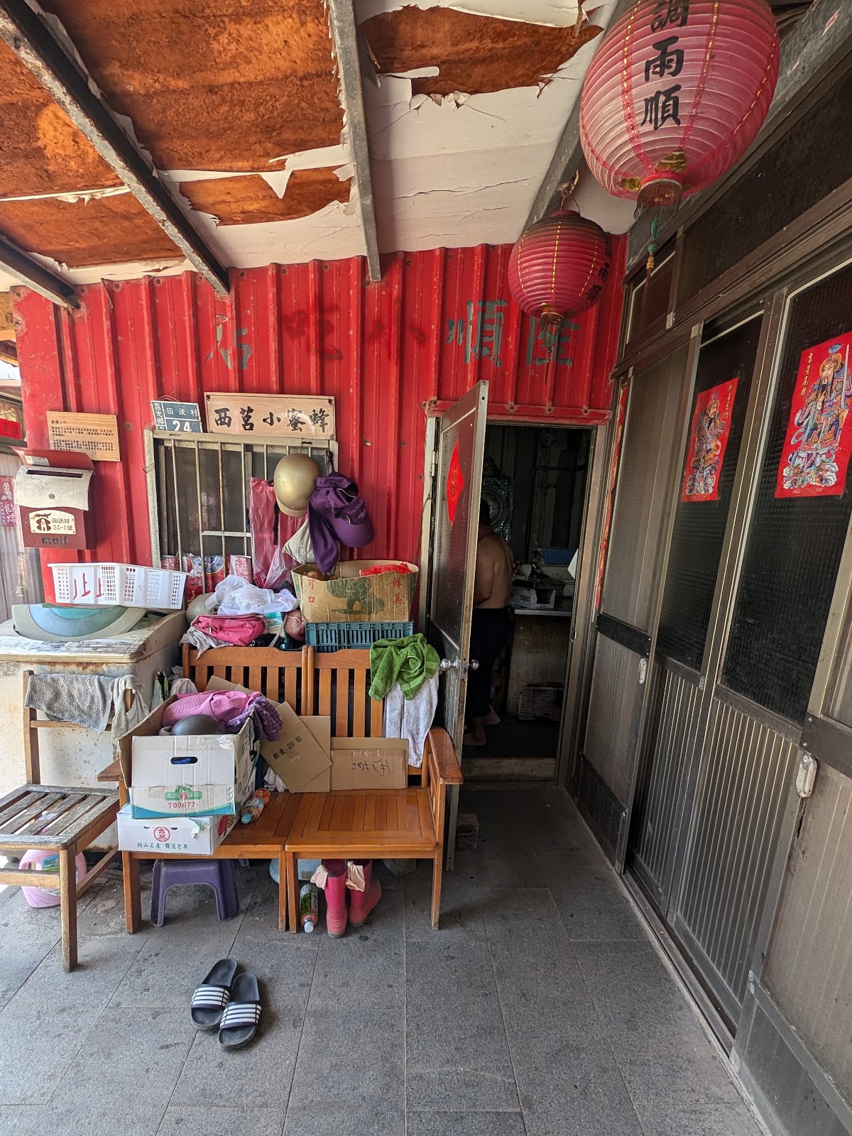 隆順小吃店紅色木造店面內部與燈籠招牌