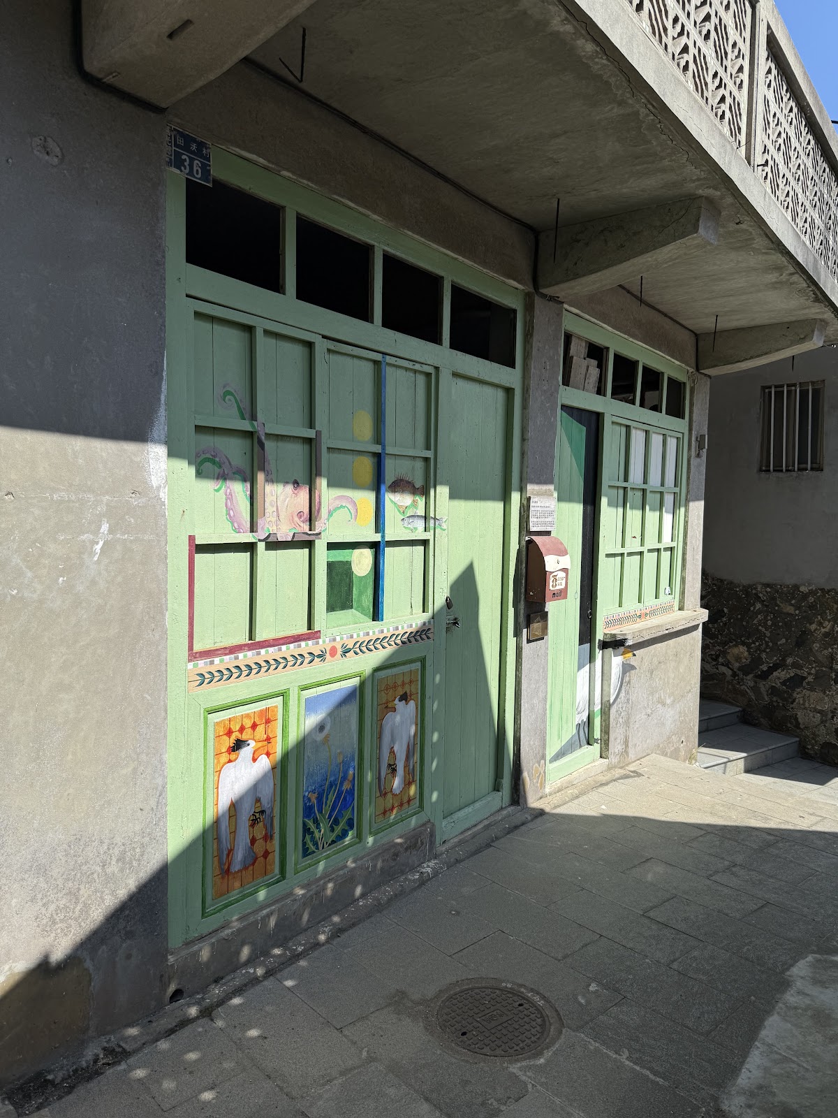 隆順小吃店西莒小蜜蜂綠色木門手繪海鳥彩繪
