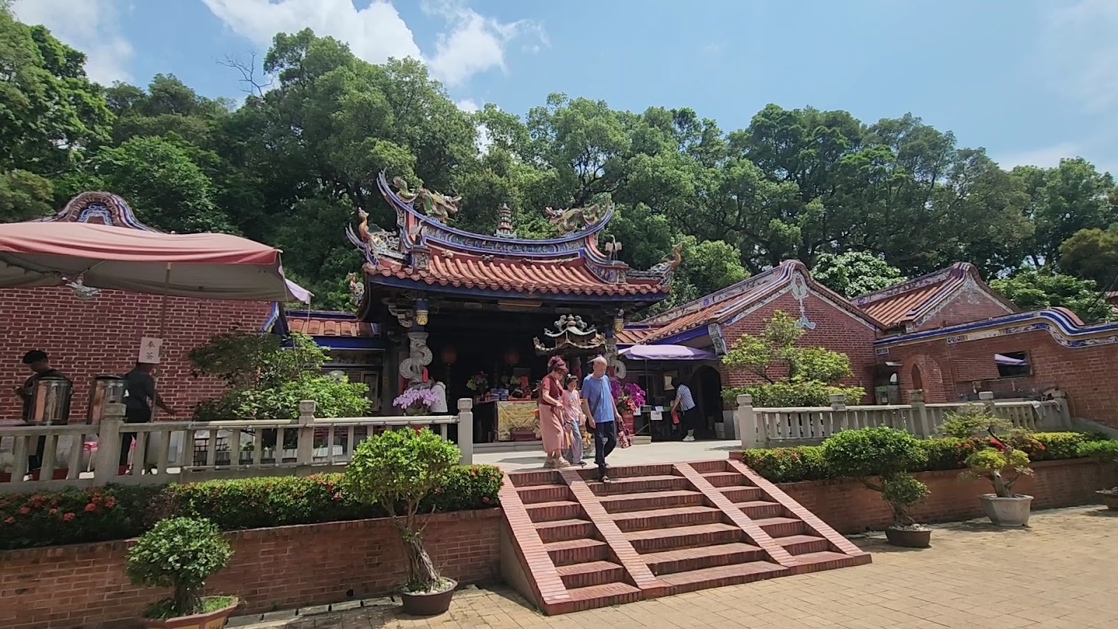 花壇虎山巖寺廟外牆山門與雙側門全景