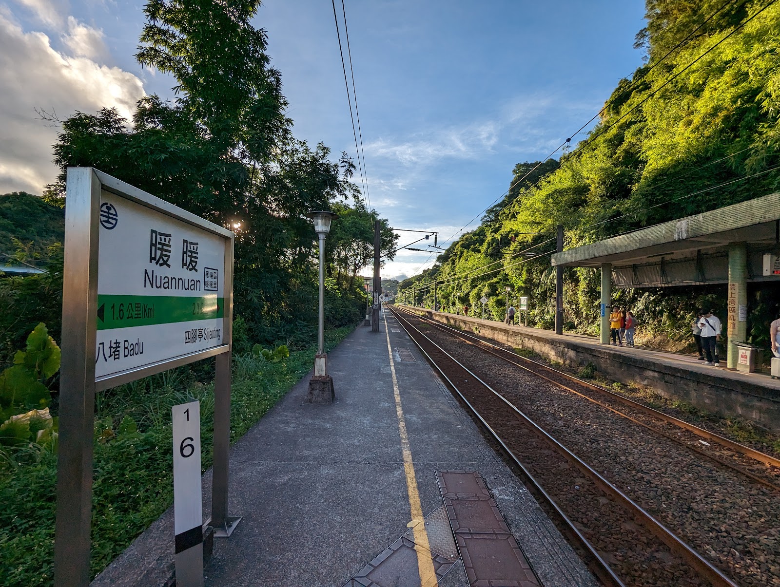 暖暖火車站月台