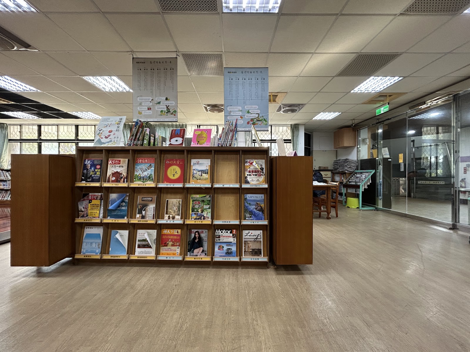 大林鎮立圖書館一樓的雜誌期刊展示架,木質書櫃整齊排列各類刊物