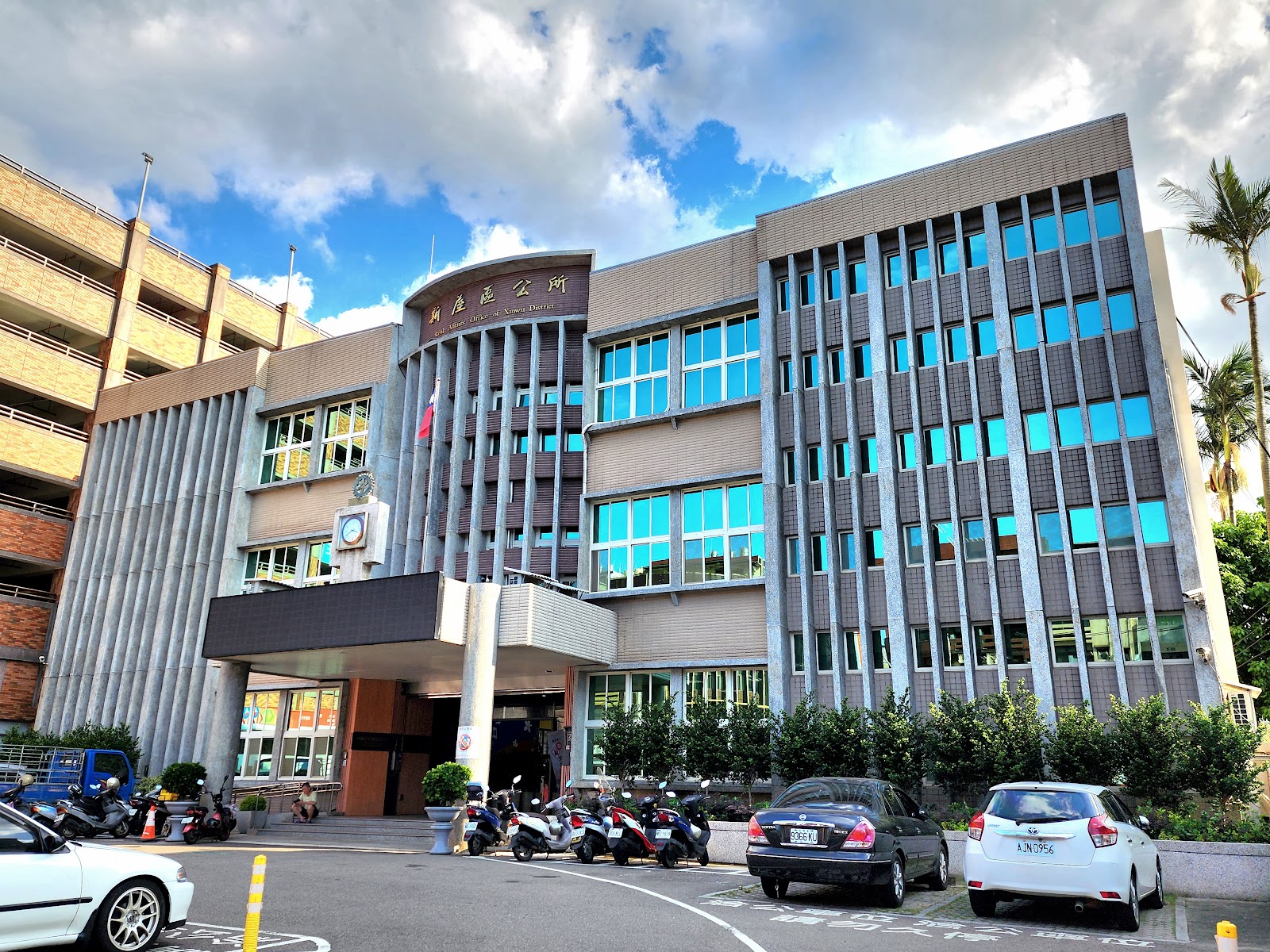 桃園新屋區公所建築外觀藍天背景