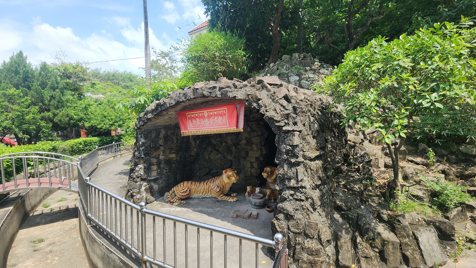 虎山巖假山石洞內供奉的老虎塑像