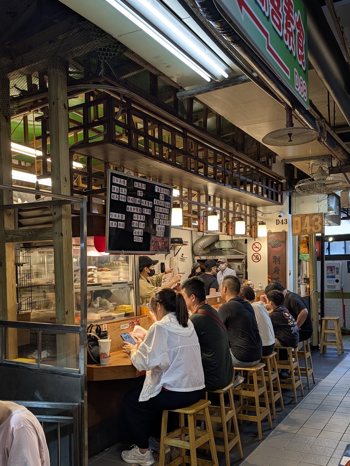 仁愛市場D43小吃攤,顧客坐在高腳椅用餐