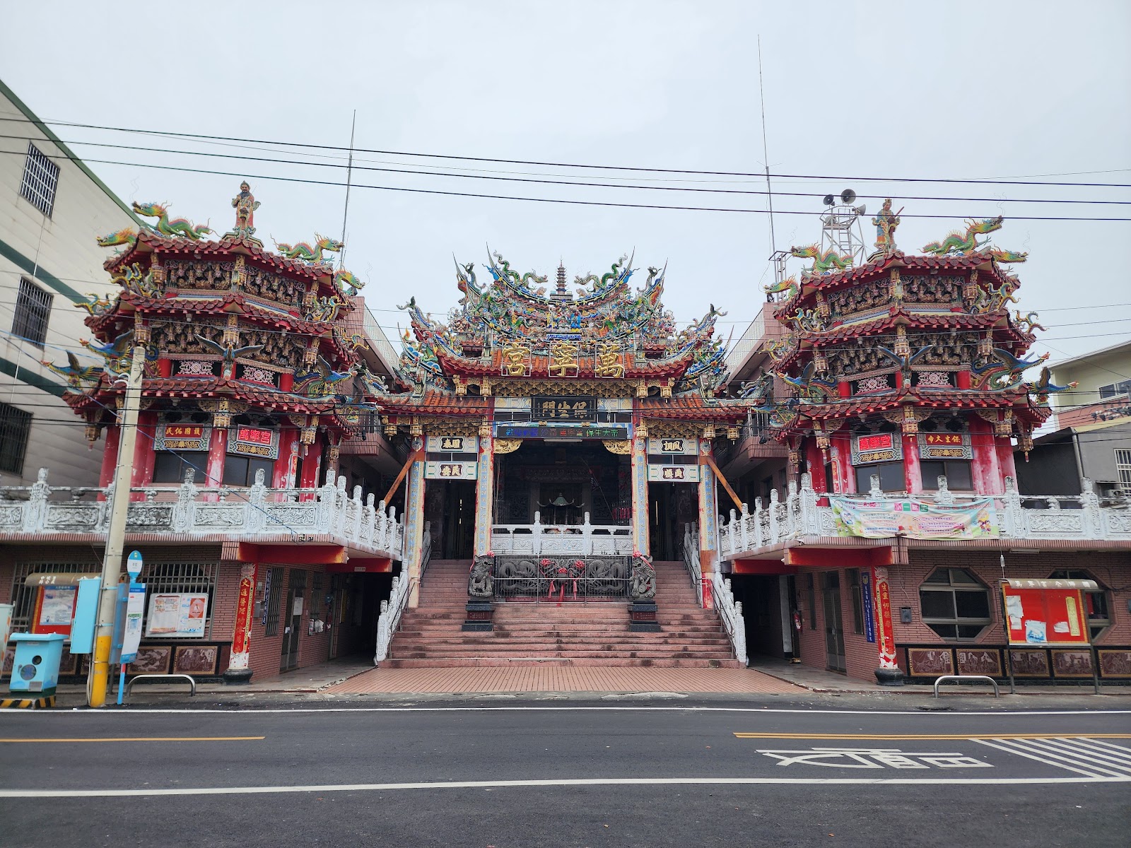 大林中坑萬寧宮正殿全景,雙塔式三川殿與精緻交趾陶剪黏