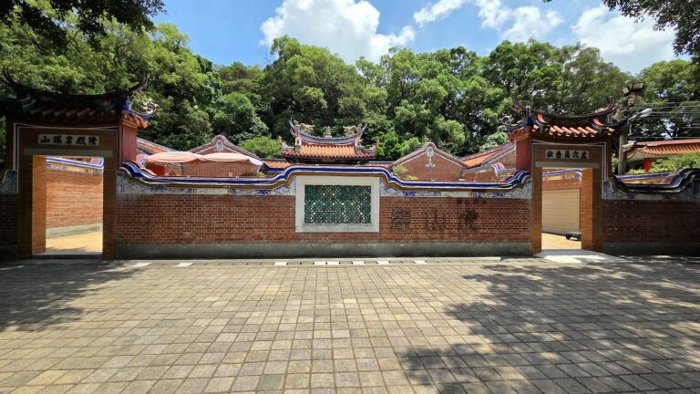 虎山巖寺廟外牆刻著廟名的紅磚牆與雙側門