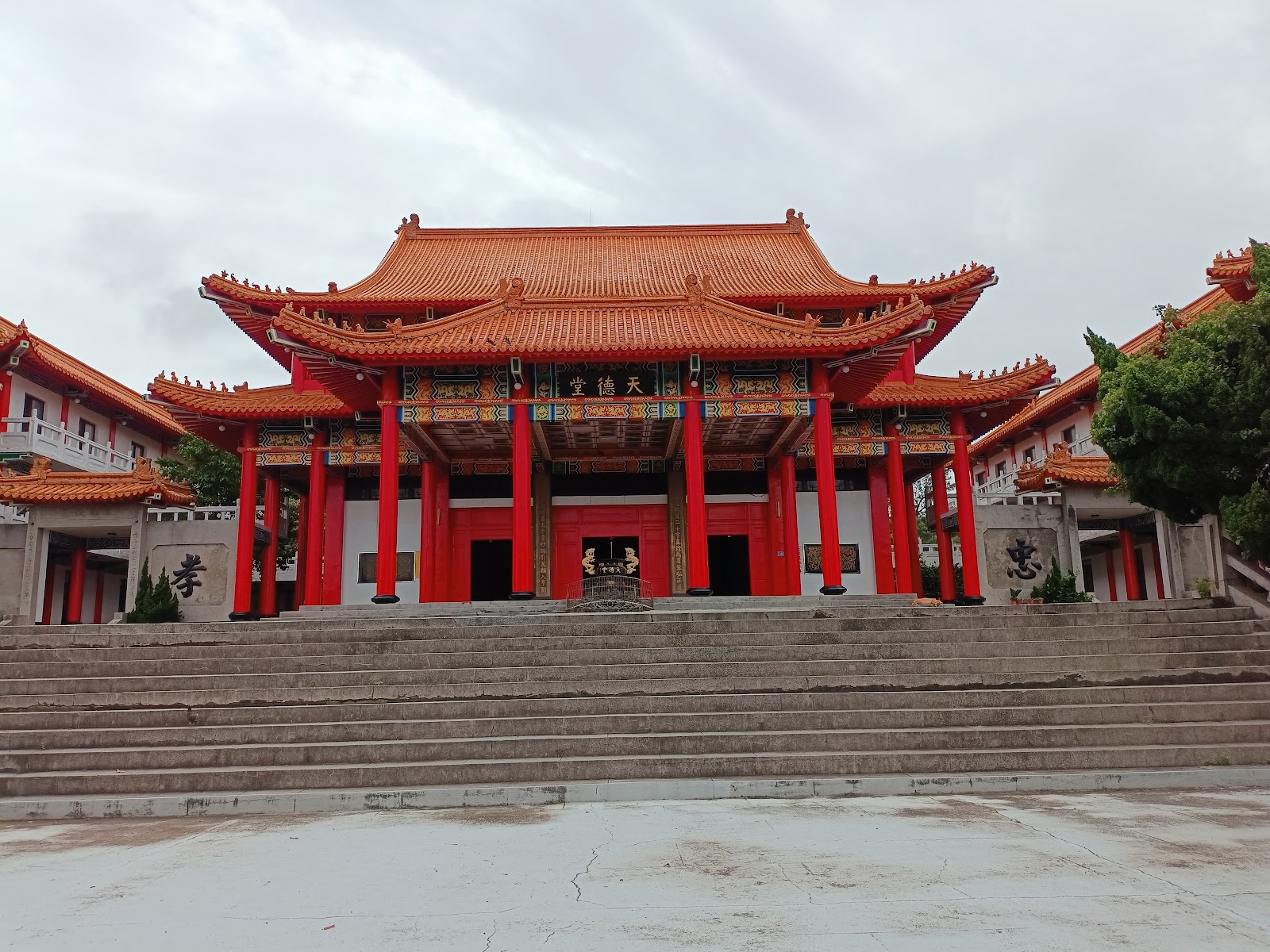 天德堂莊嚴的朱紅色前殿,是台灣天德教在新豐的信仰聖地