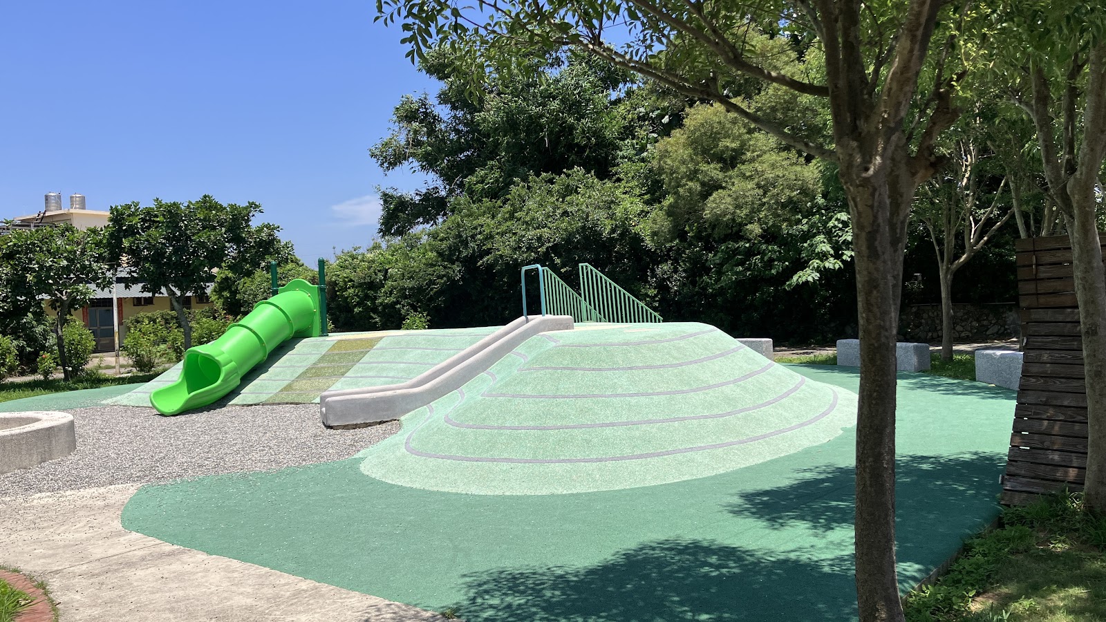 埔和公園草丘造型溜滑梯,安全軟墊讓孩子玩得更安心