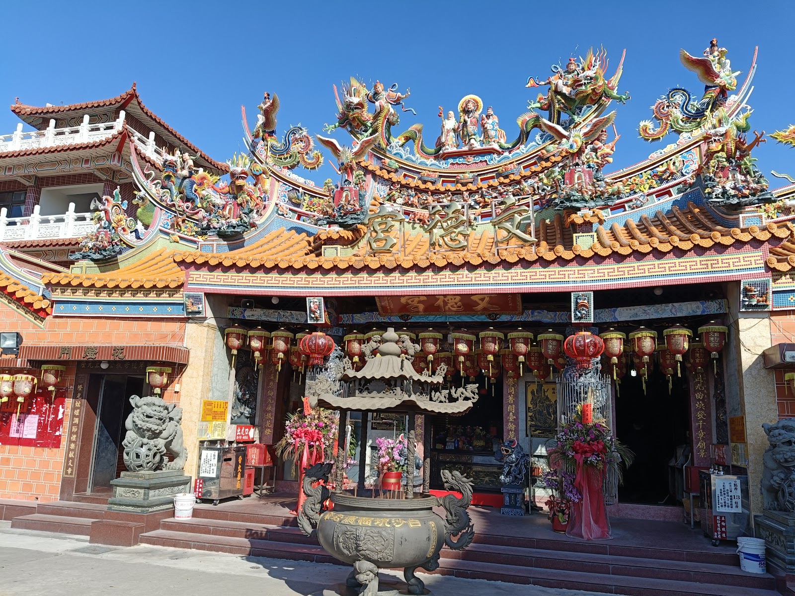 白沙坑文德宮正殿精緻剪黏龍飾屋頂特寫
