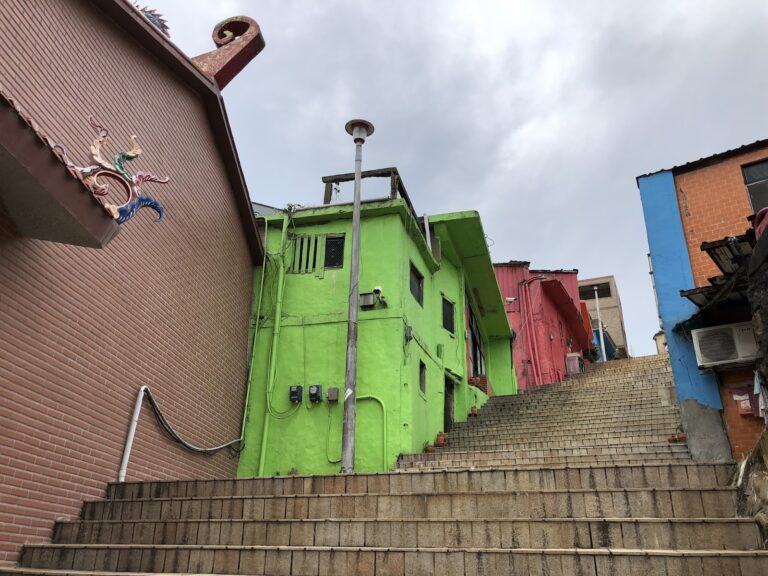 忠誠門旁聚落房舍色彩繽紛，順著石階往下走就是日常風景