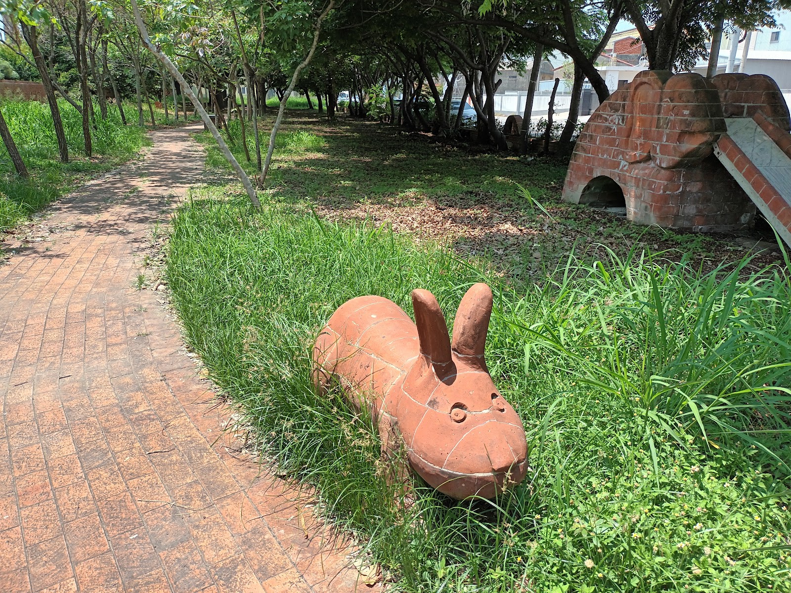 橋頭磚雕藝術公園草地上的磚雕兔子裝置藝術