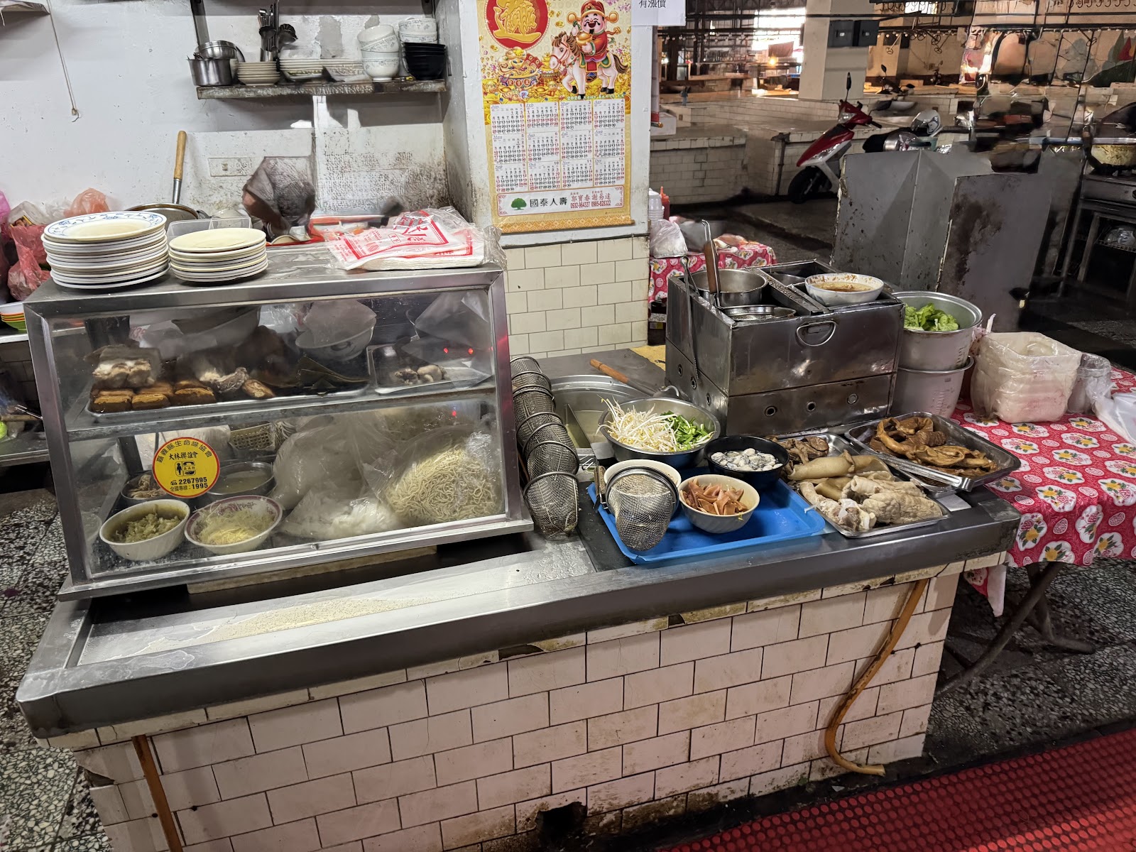 老牌羹麵市場內的食材展示櫃,黑白切、魷魚等配料一字排開