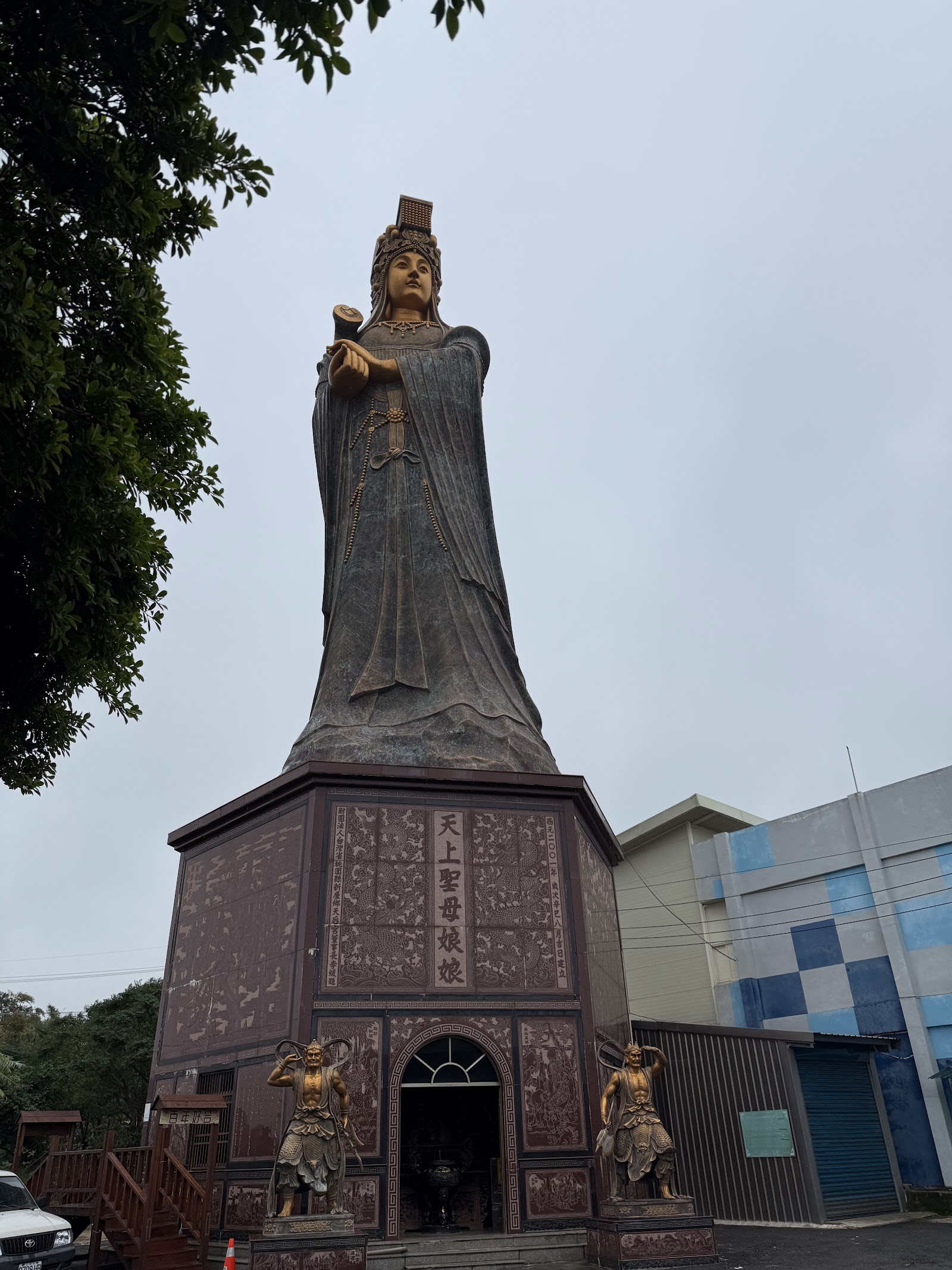 新屋天后宮媽祖像與護法將軍石雕