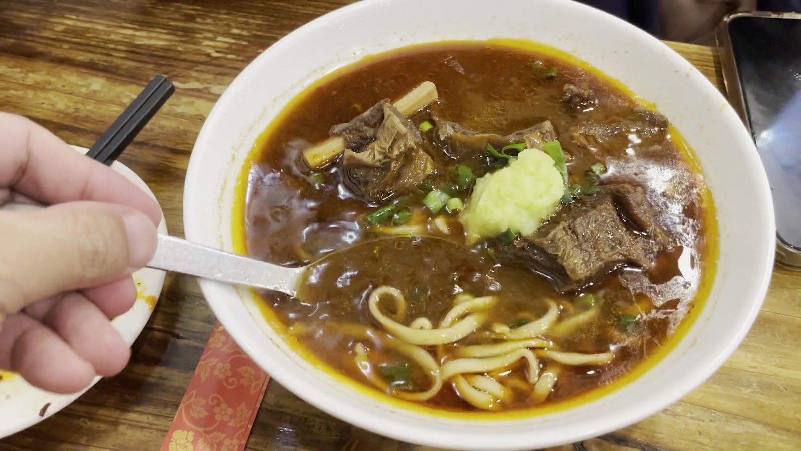 熱騰騰的紅燒牛肉麵,湯頭濃郁、牛肉軟嫩入味