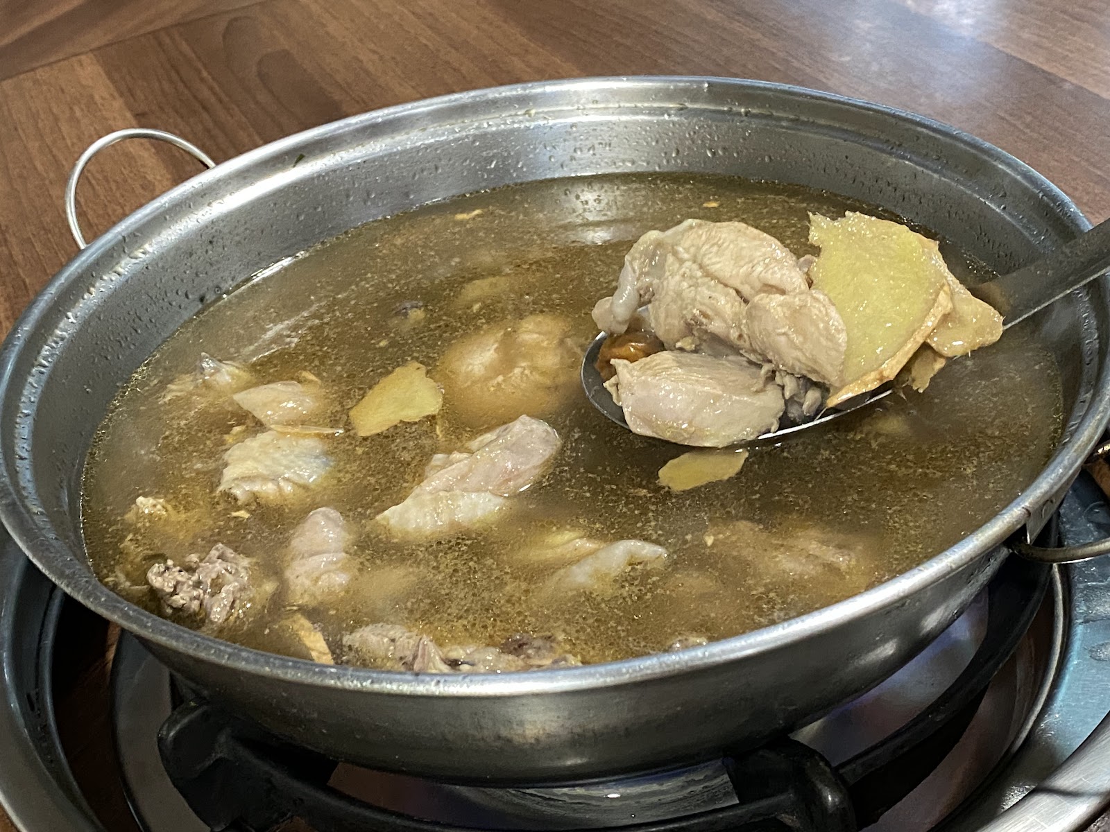 太山梅仔雞創始店招牌湯品特寫
