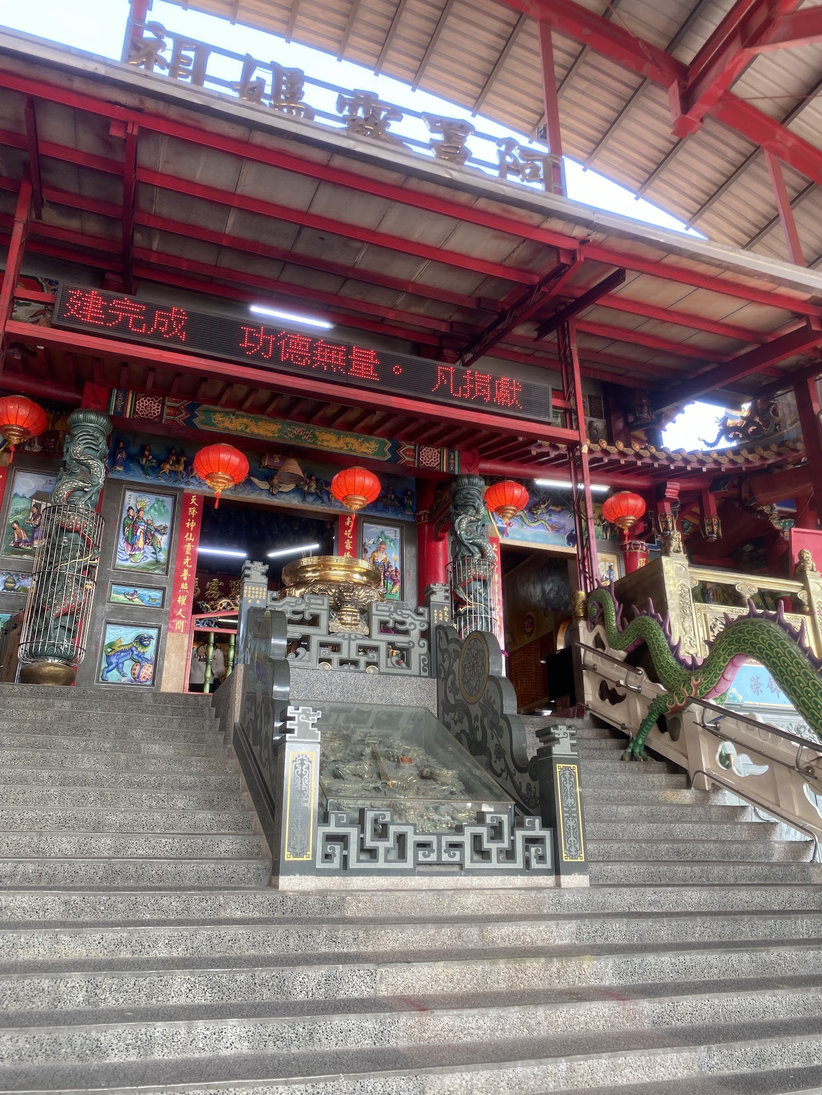 霧峰南天宮廟埕石階入口,龍柱扶手與紅燈籠,台中霧峰廟宇景點