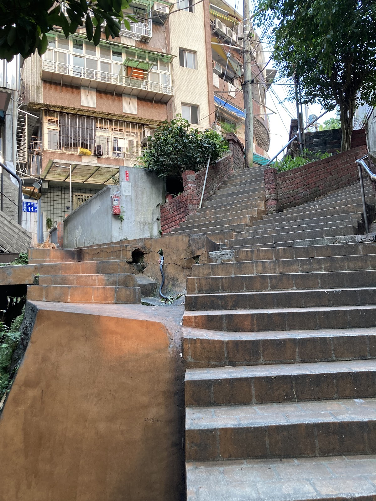 基隆八景磁磚畫所在的巷弄階梯景象