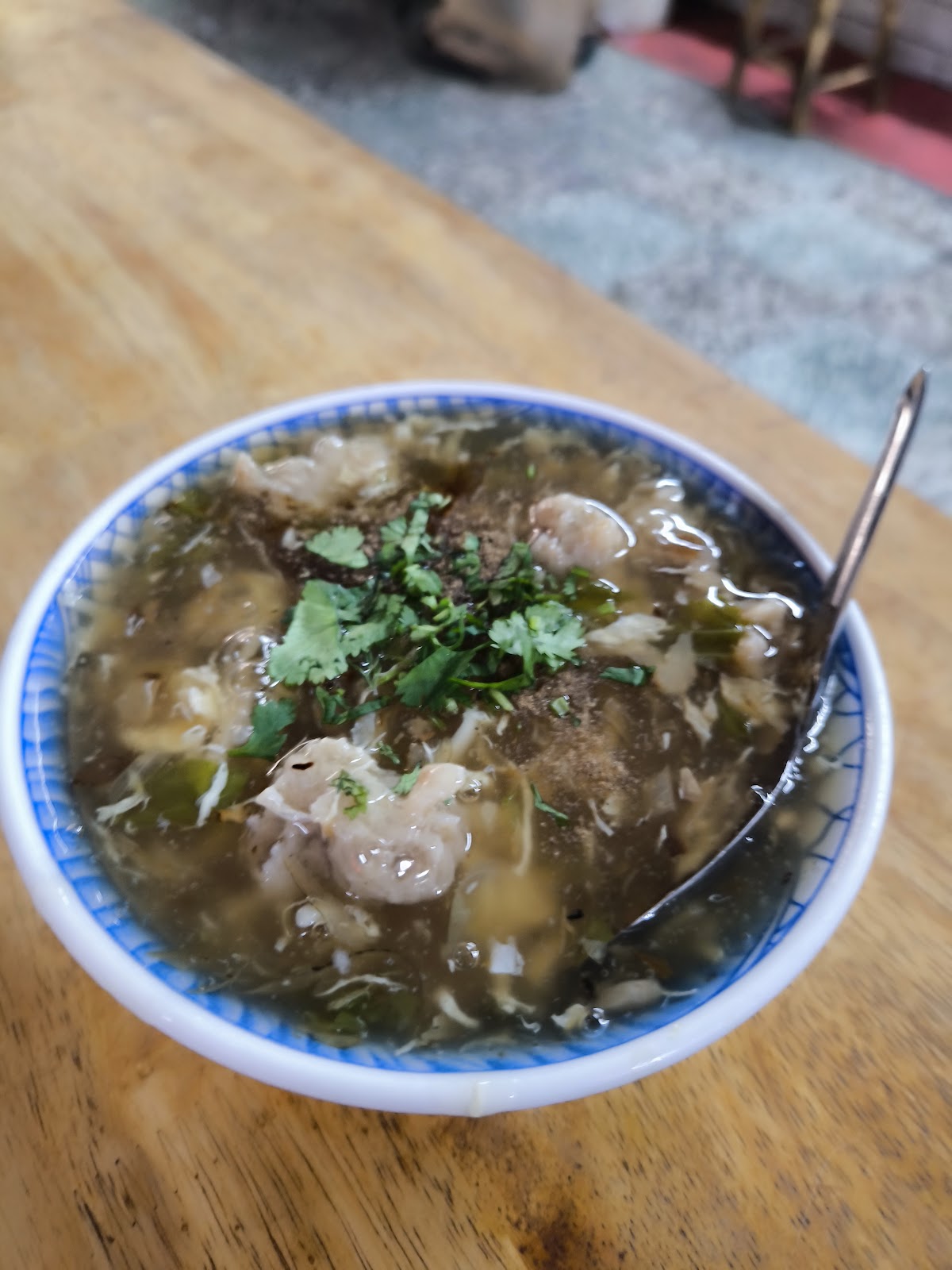 招牌肉羹湯,湯頭濃郁,滿滿香菜提味