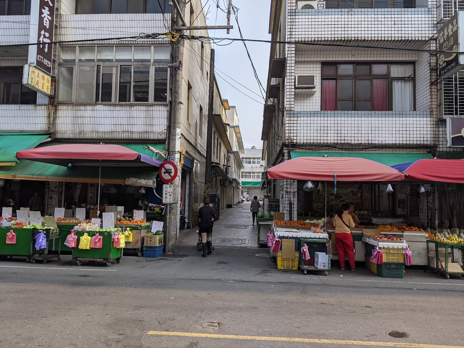 新屋市場巷口蔬果攤販